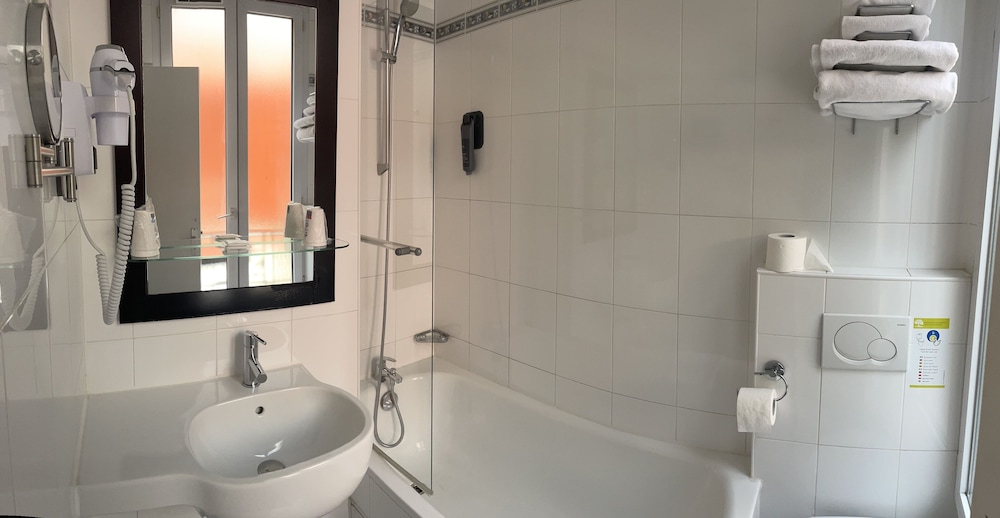 Hipotel Paris Lilas Gambetta 18