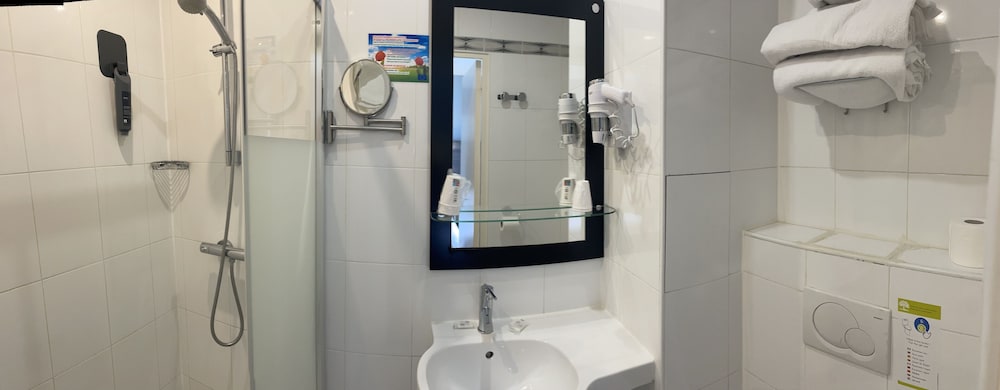 Hipotel Paris Lilas Gambetta 19