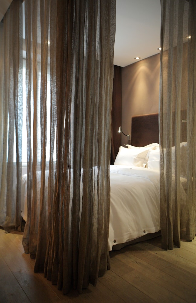 Hidden Hotel 24