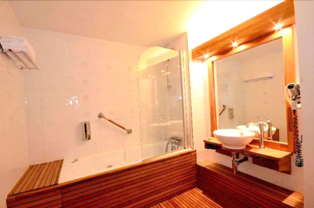 Green Hotels Parc des Expositions 17