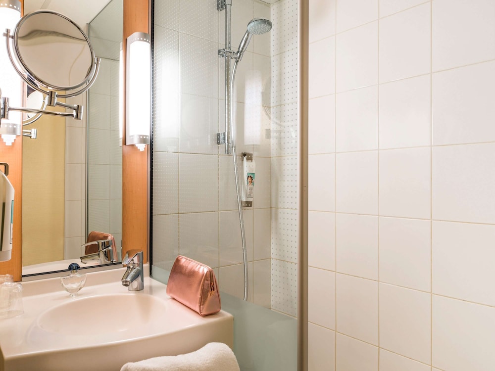 Hôtel ibis Paris Pont de Suresnes 16