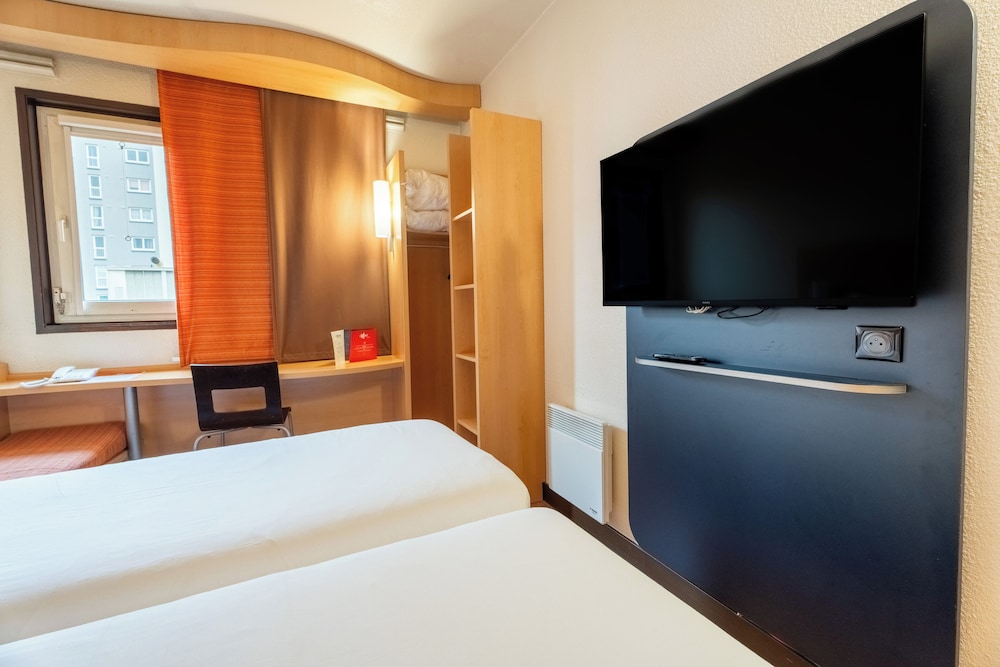 Hôtel ibis Paris Pont de Suresnes 13