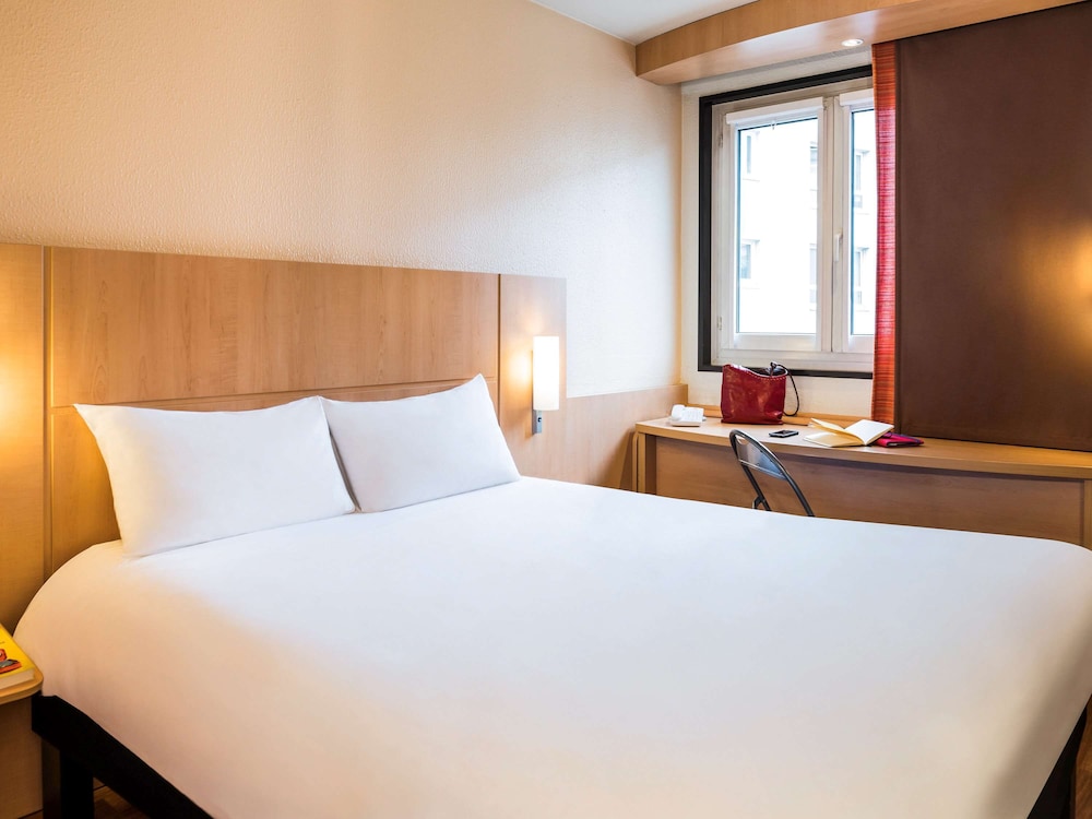 Hôtel ibis Paris Pont de Suresnes 15