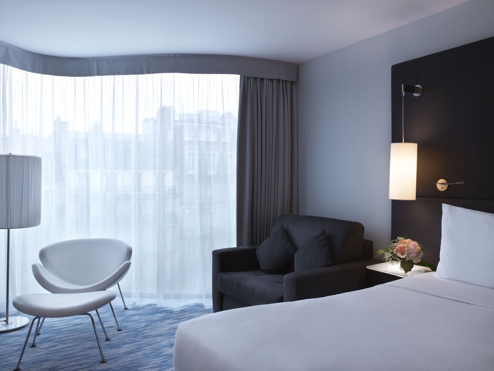 Renaissance Paris Arc de Triomphe Hotel 22