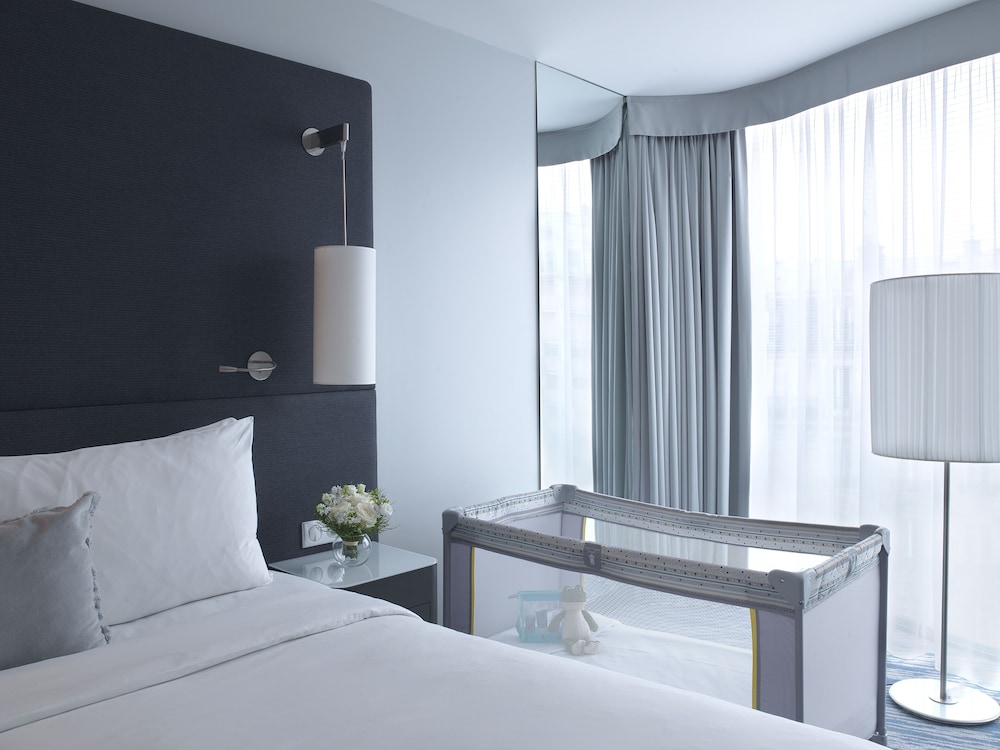 Renaissance Paris Arc de Triomphe Hotel 21