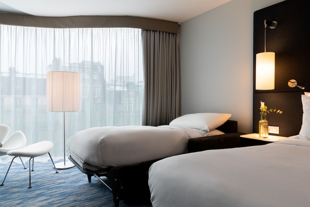 Renaissance Paris Arc de Triomphe Hotel 23