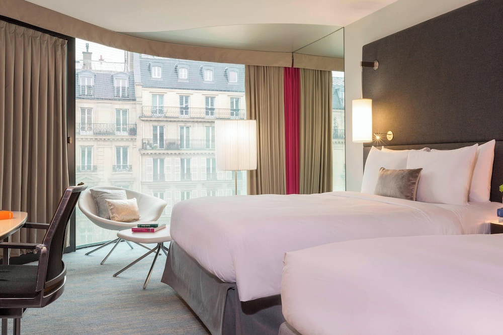 Renaissance Paris Arc de Triomphe Hotel 13