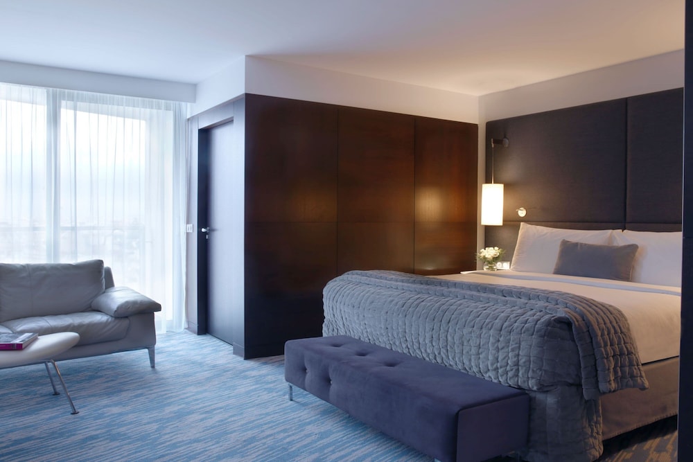 Renaissance Paris Arc de Triomphe Hotel 14
