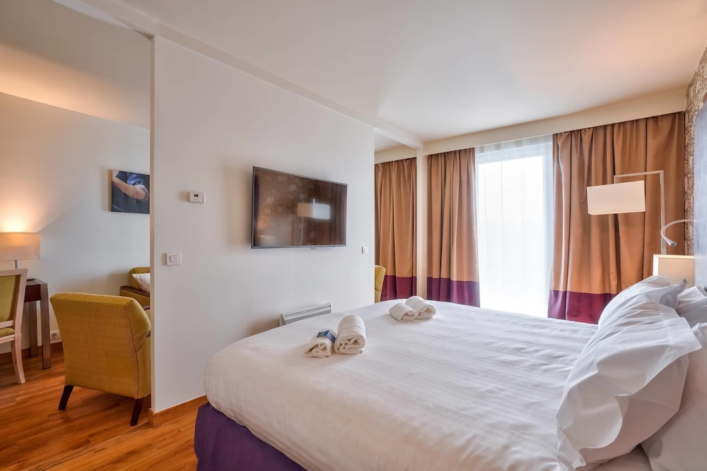 Clarion Paris CDG Airport 8