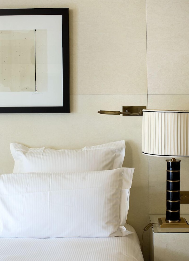 Hotel Montaigne Paris 10
