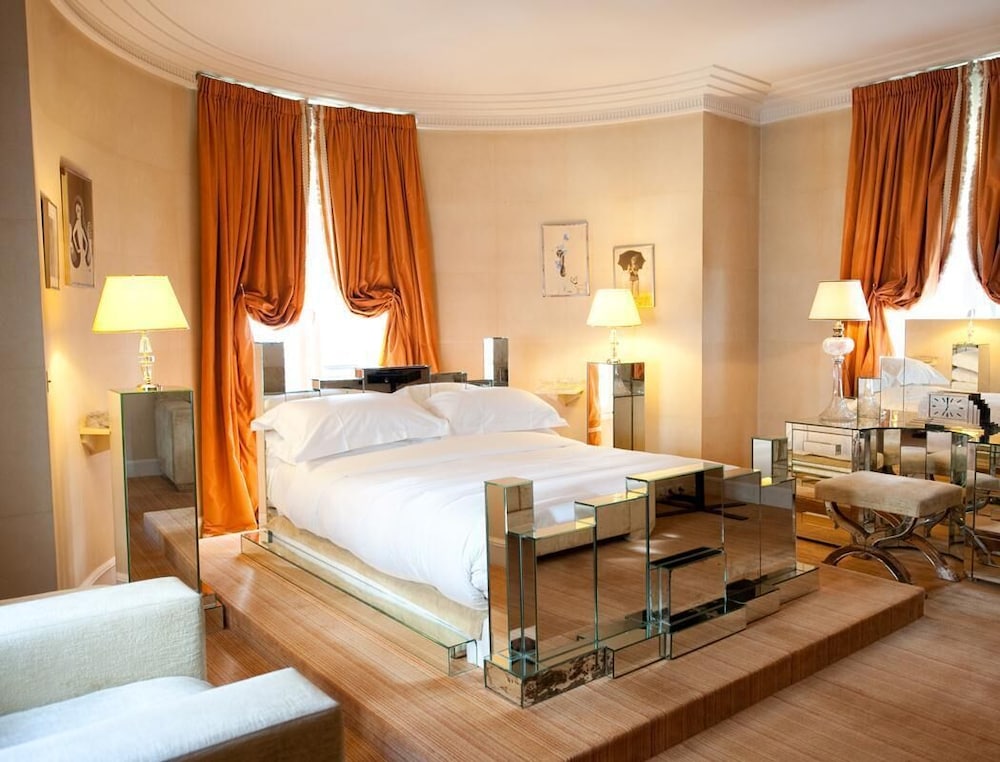 L'Hotel 10