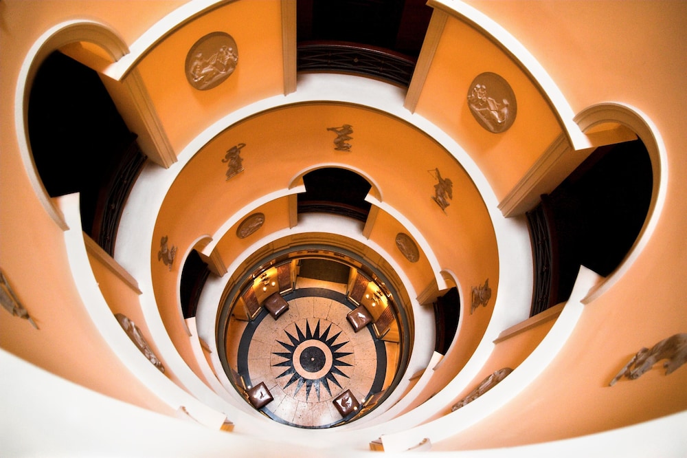 L'Hotel 4