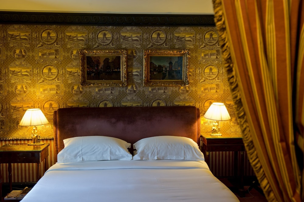 L'Hotel 12