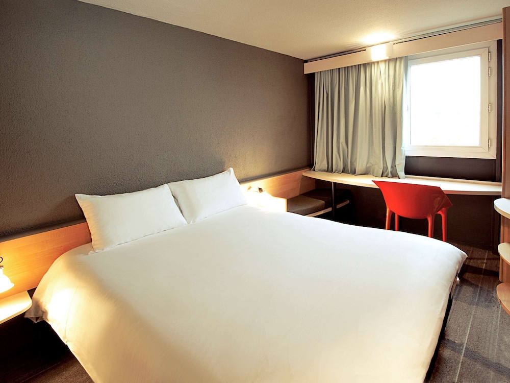 Hôtel ibis Nemours 12