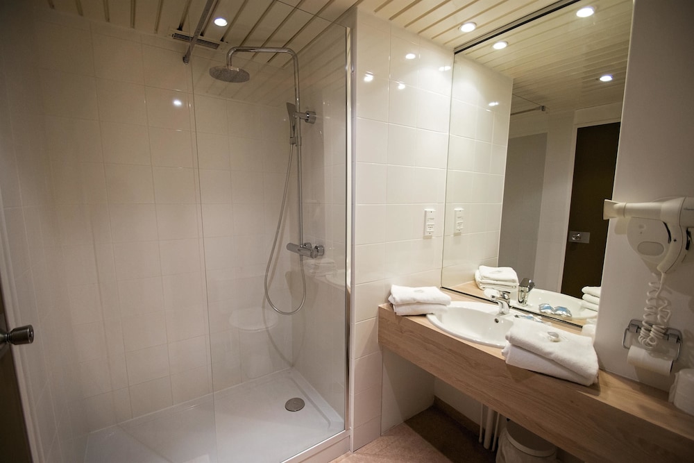 Hotel Kyriad Nemours 24
