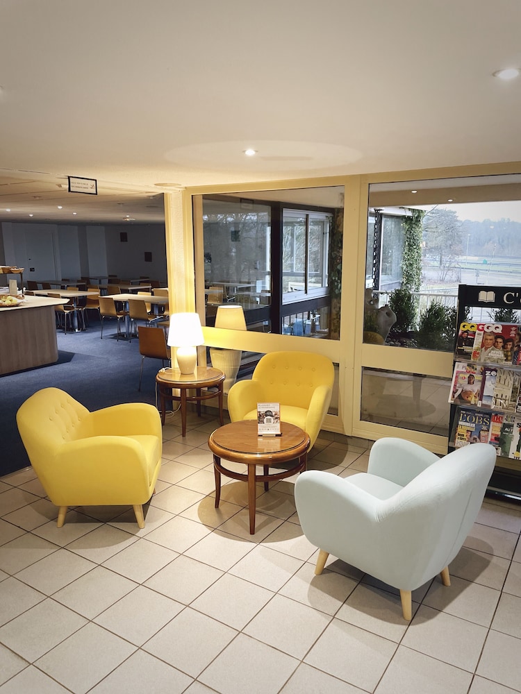 Hotel Kyriad Nemours 8
