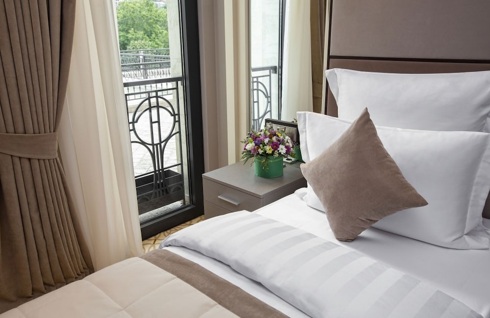 Ambassadori Hotel 23