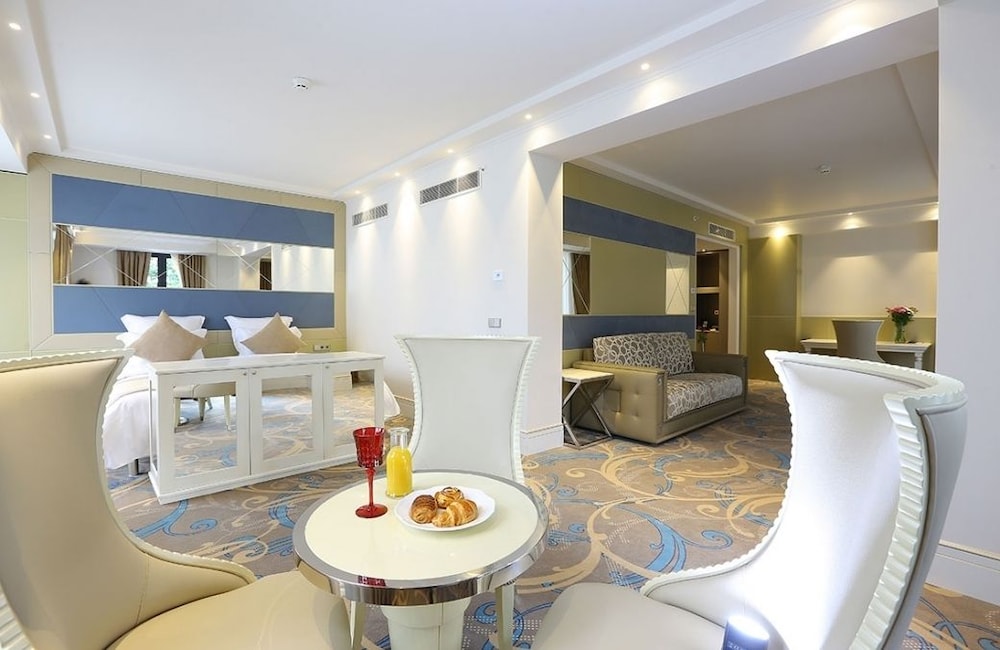Ambassadori Hotel 20
