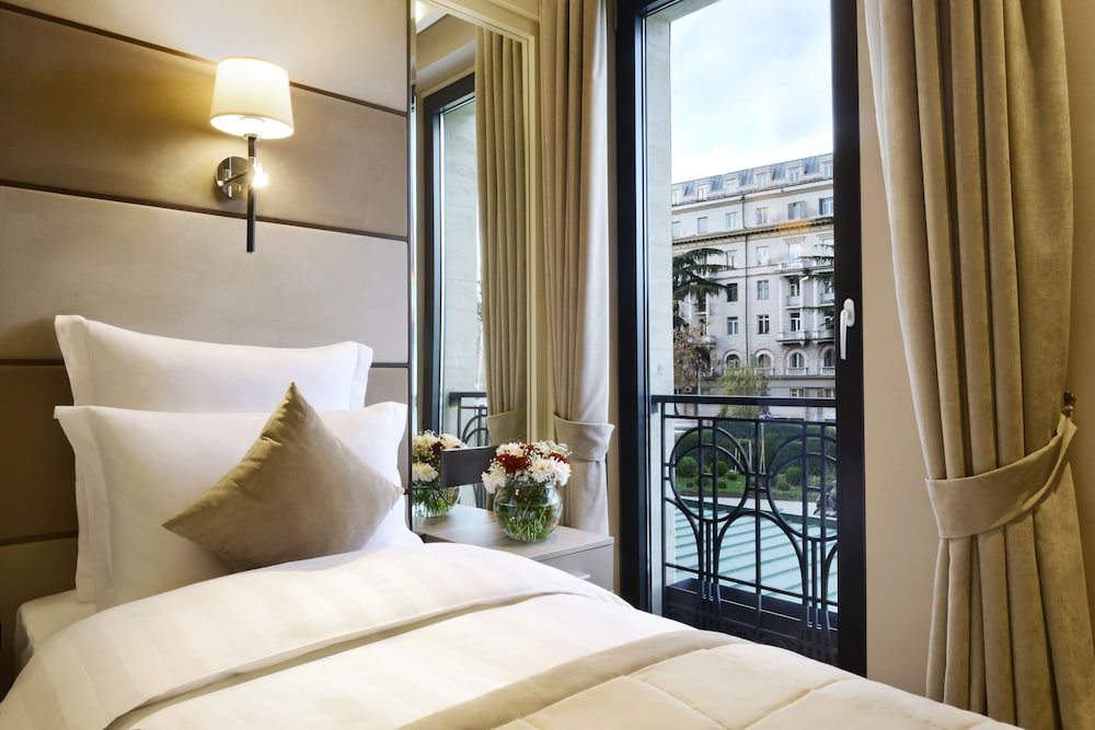 Ambassadori Hotel 16