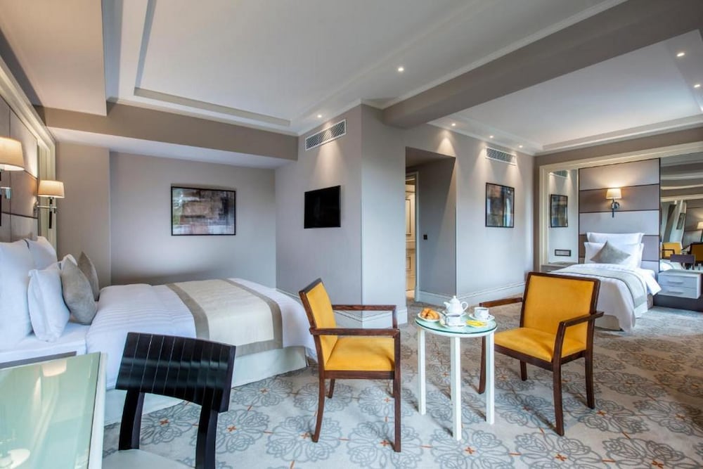 Ambassadori Hotel 21