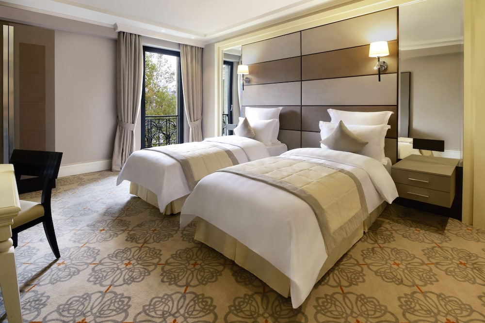 Ambassadori Hotel 5