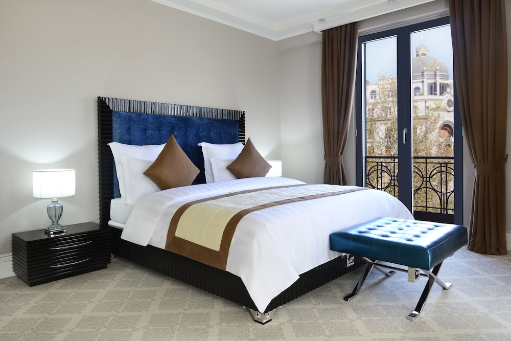 Ambassadori Hotel 10