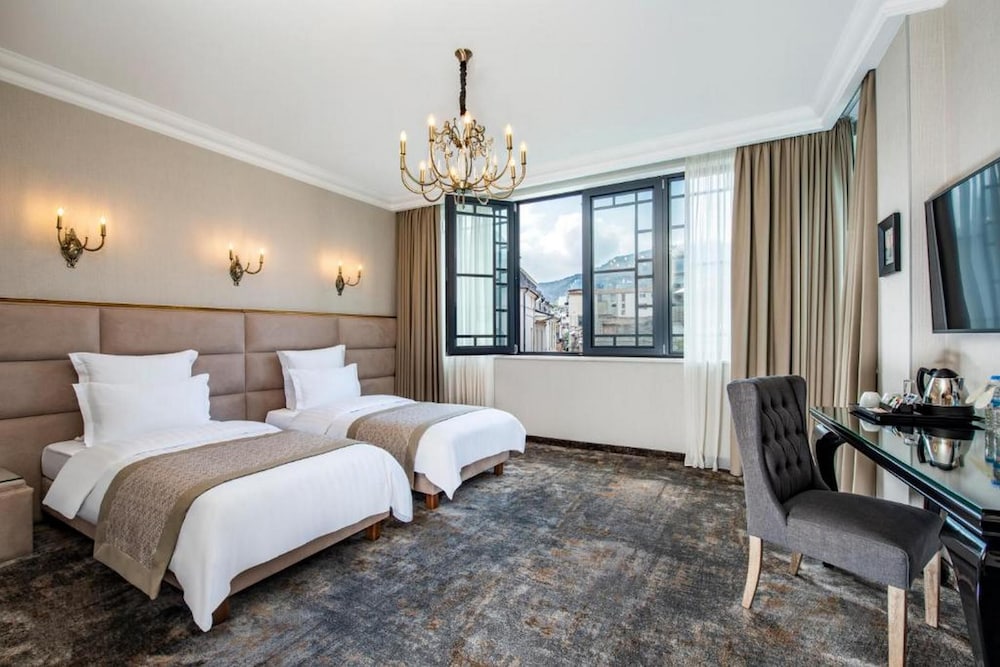 Ambassadori Hotel 24