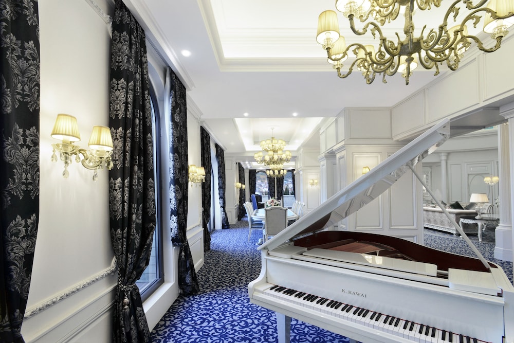 Ambassadori Hotel 4