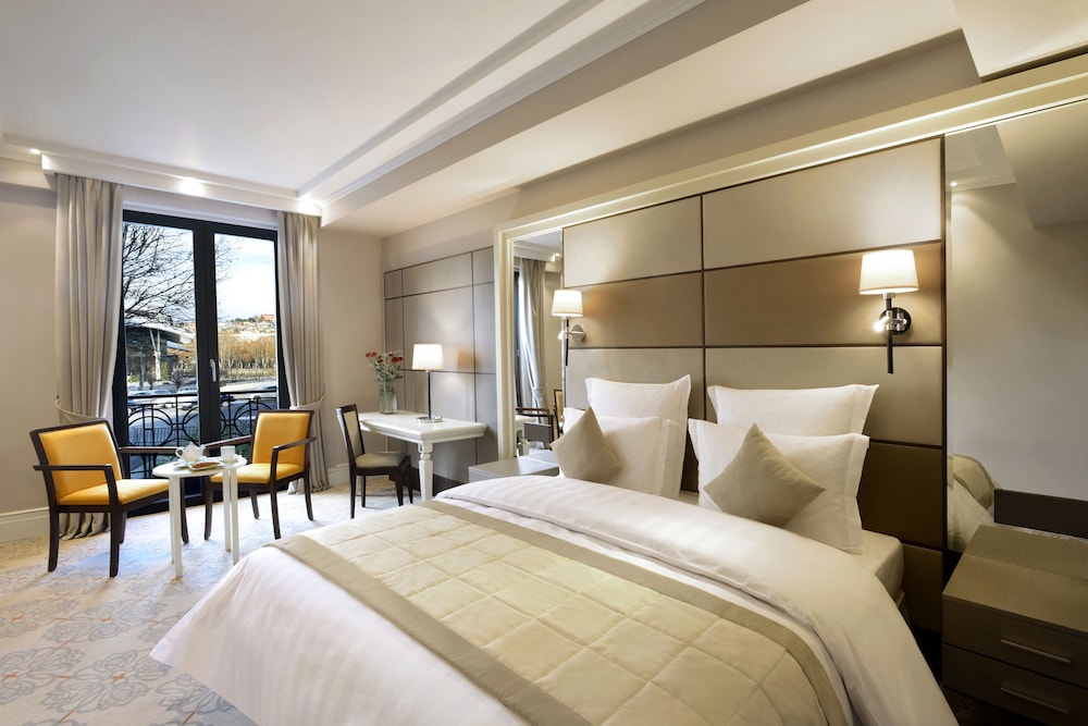 Ambassadori Hotel 15