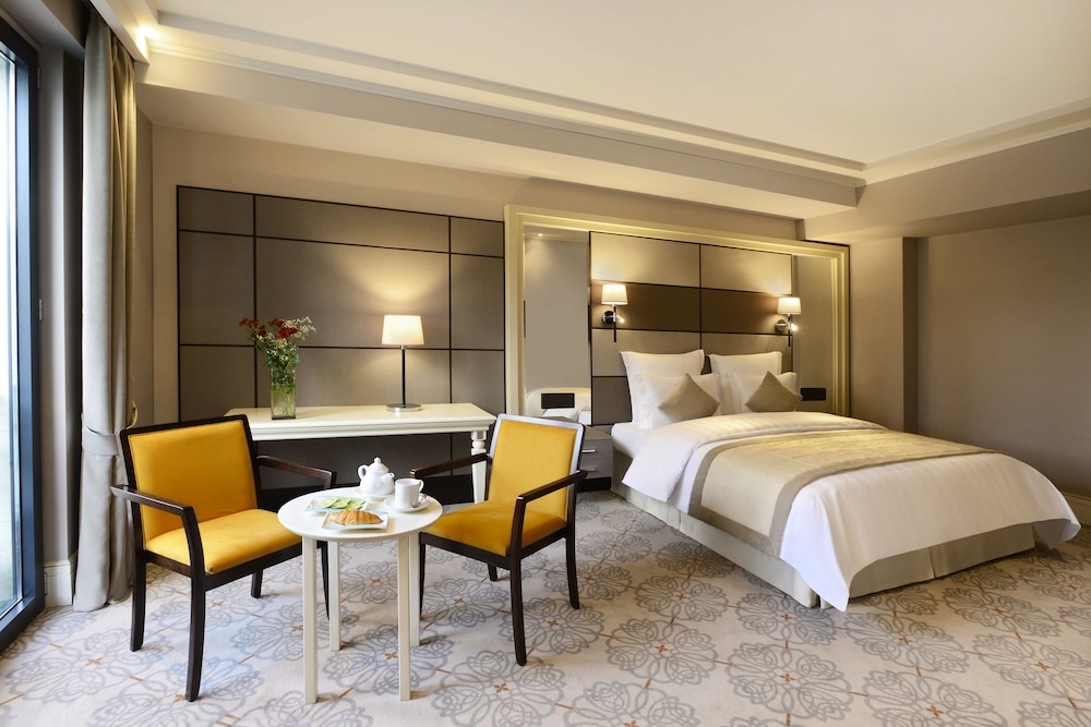 Ambassadori Hotel 19