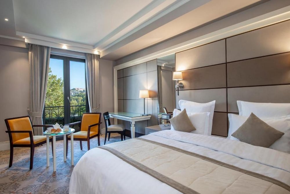 Ambassadori Hotel 22