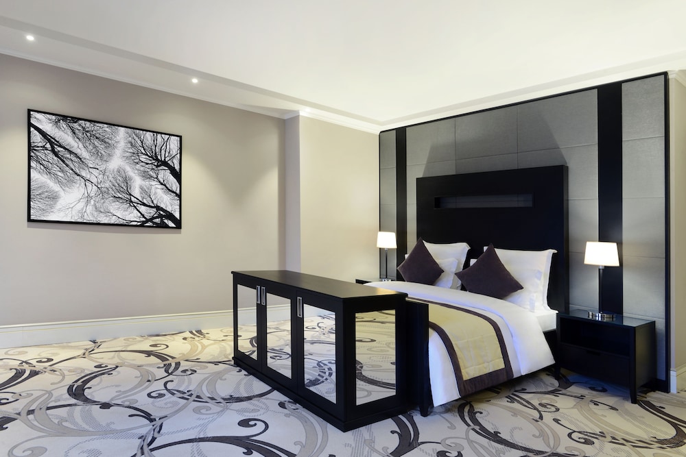 Ambassadori Hotel 8