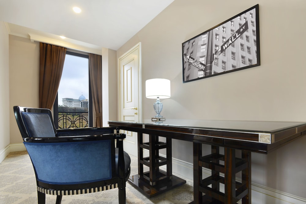 Ambassadori Hotel 14