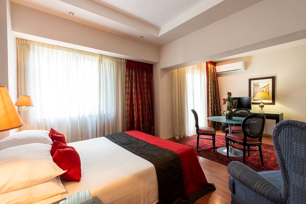 Best Western Plus Embassy Hotel 19