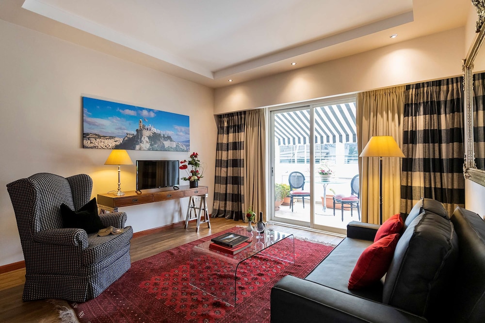 Best Western Plus Embassy Hotel 22