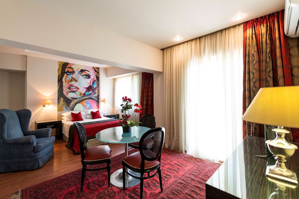 Best Western Plus Embassy Hotel 18