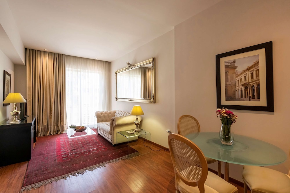 Best Western Plus Embassy Hotel 14