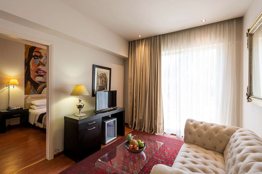 Best Western Plus Embassy Hotel 21