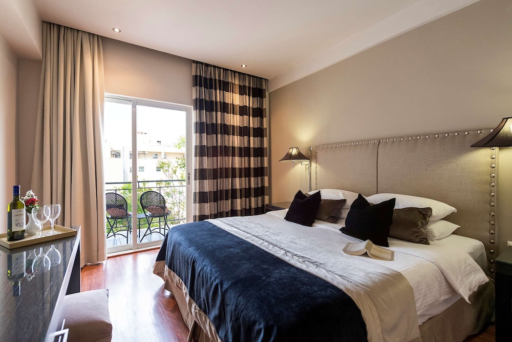 Best Western Plus Embassy Hotel 16