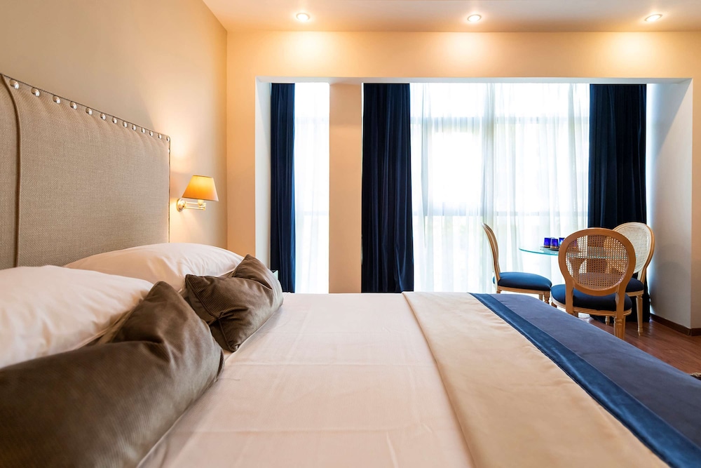 Best Western Plus Embassy Hotel 24