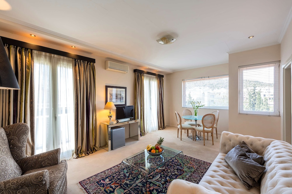 Best Western Plus Embassy Hotel 12