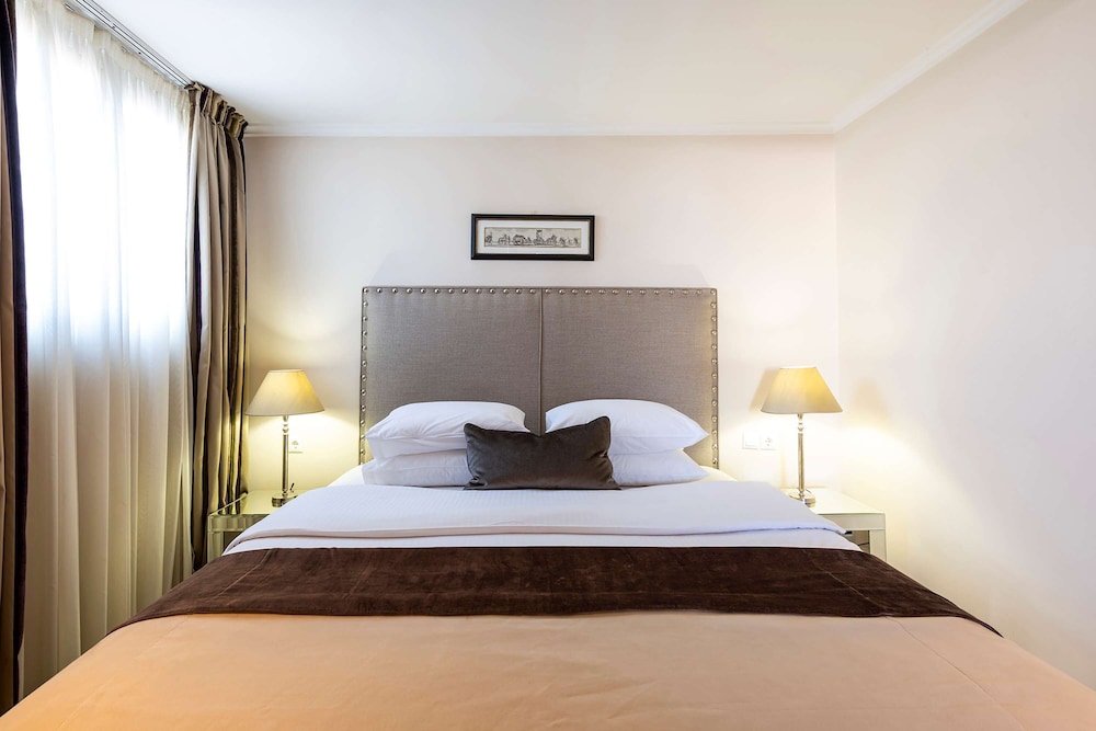 Best Western Plus Embassy Hotel 11