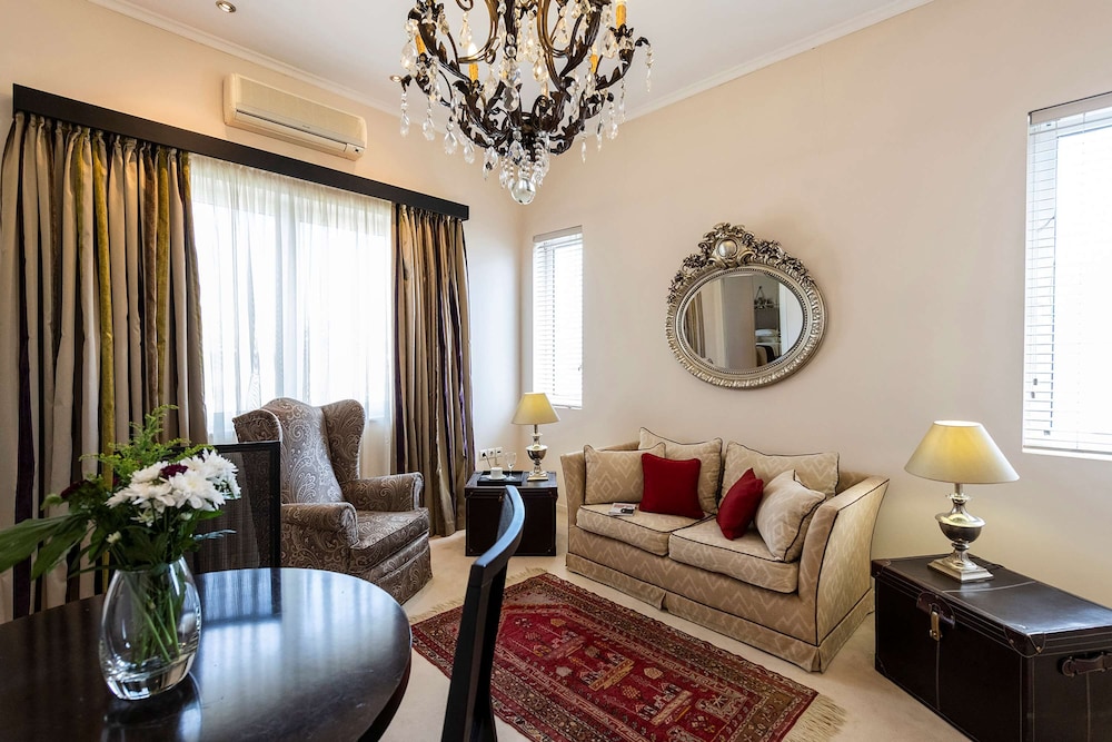 Best Western Plus Embassy Hotel 8