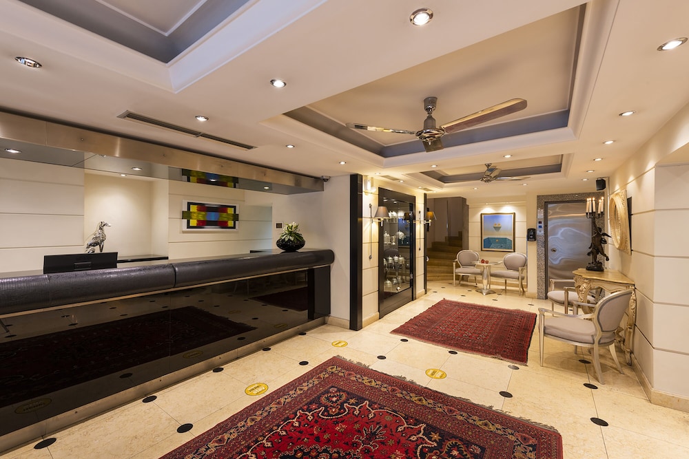 Best Western Plus Embassy Hotel 4