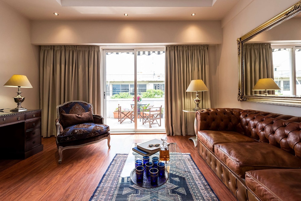 Best Western Plus Embassy Hotel 10