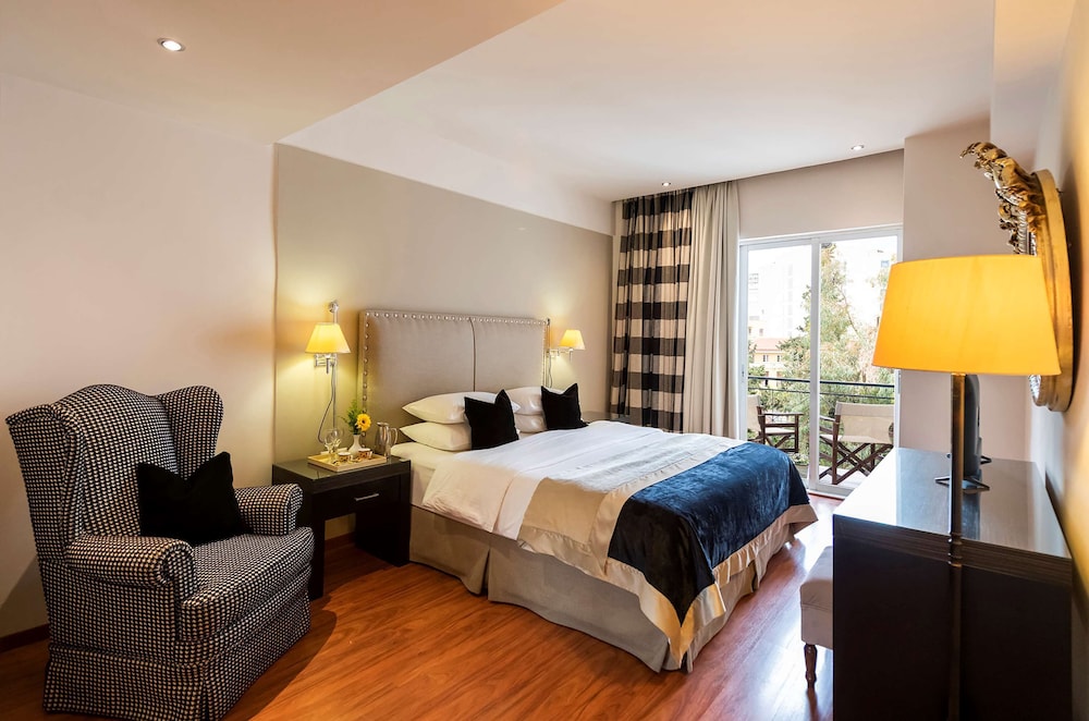 Best Western Plus Embassy Hotel 9