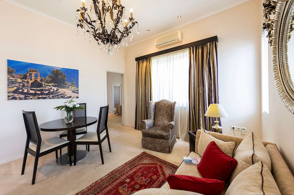 Best Western Plus Embassy Hotel 7