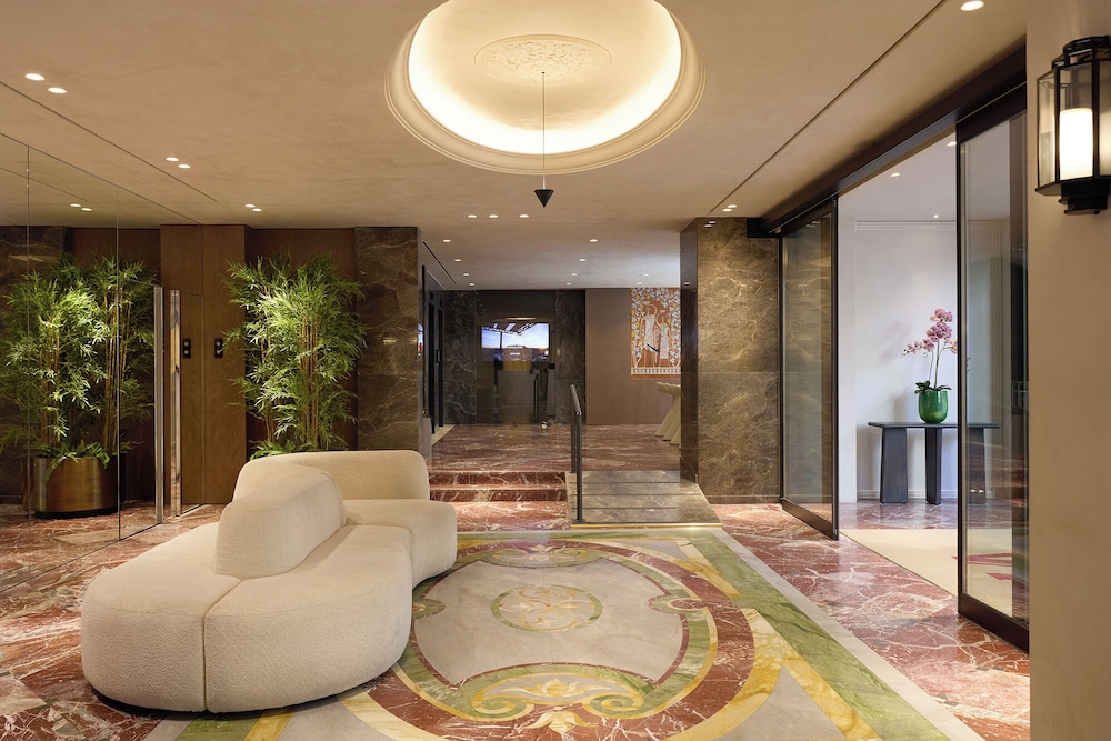 Astor Hotel 7