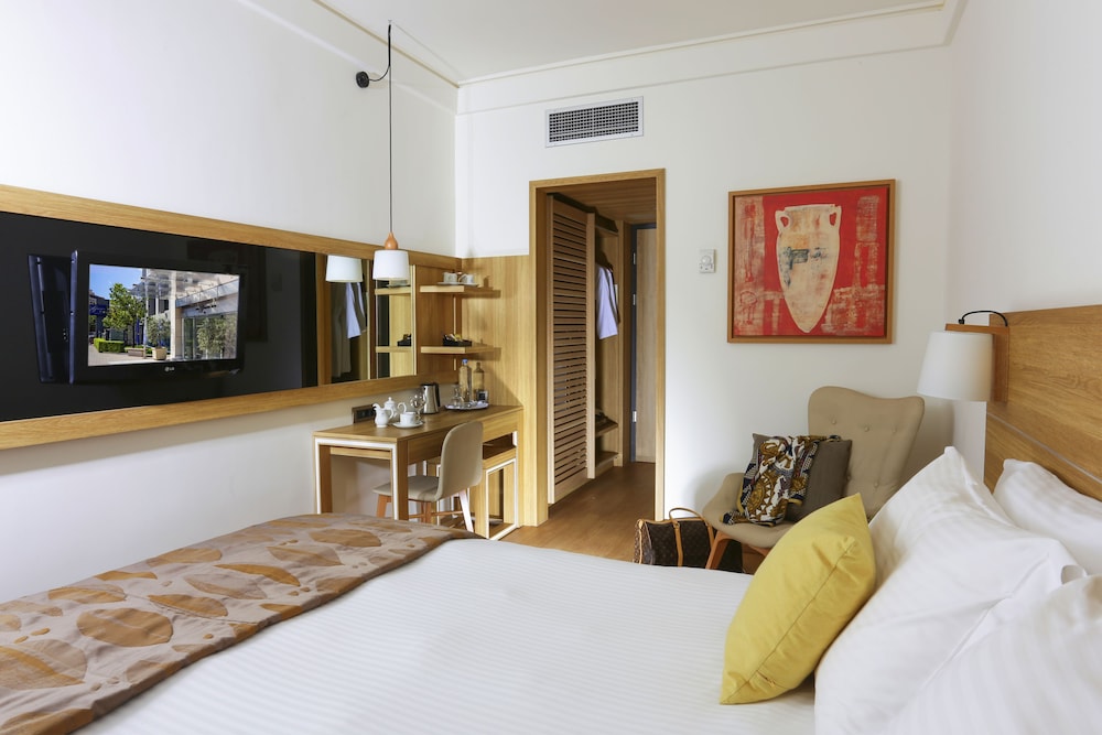 The Golden Age Hotel 10