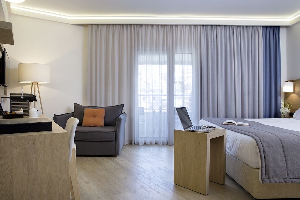 The Golden Age Hotel 21